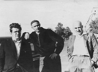 Auf dem Foto sind von links nach rechts Sarmanov, sein Adoptivsohn und mein Vater