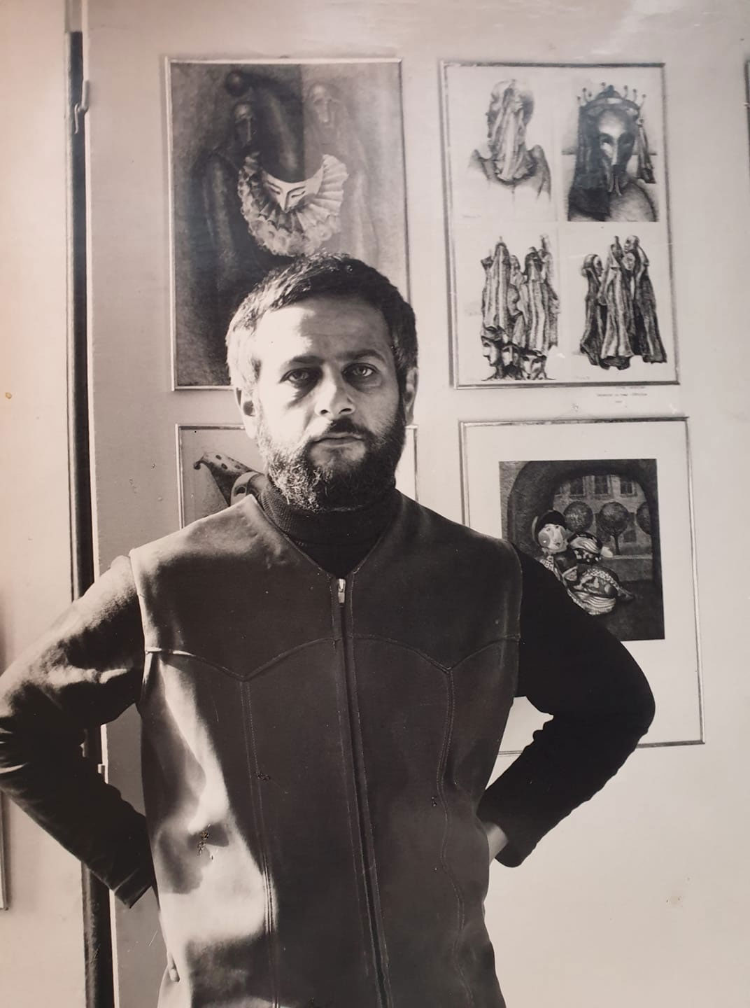 Boris Rabinovich steht vor seinen Werken in der Ausstellung „Nonkonformistische Kunst“ im Newski-Kulturpalast, 1975.