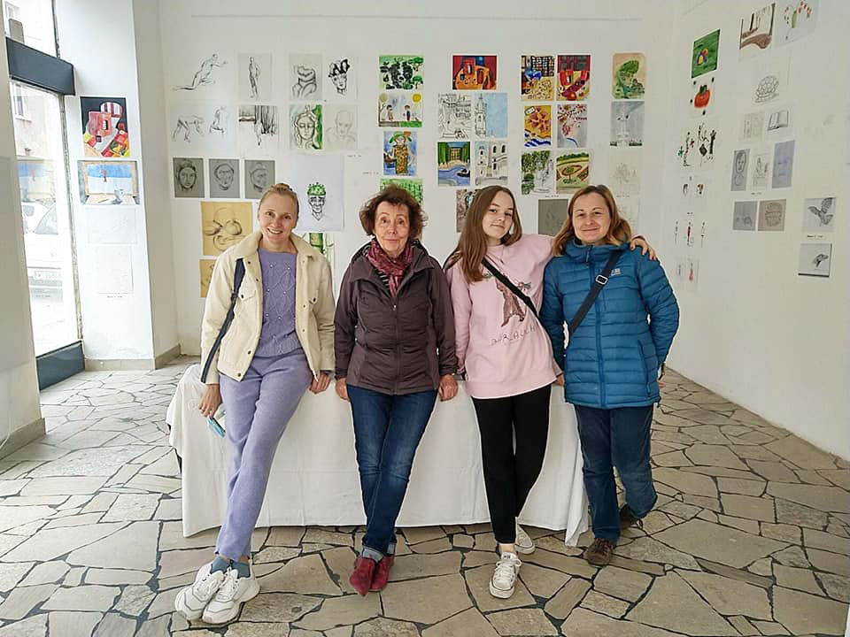 Nina Werzhbinskaja-Rabinowich und die Helfer nach dem Aufhängen der Ausstellung  in der Galerie „derkunstraum“