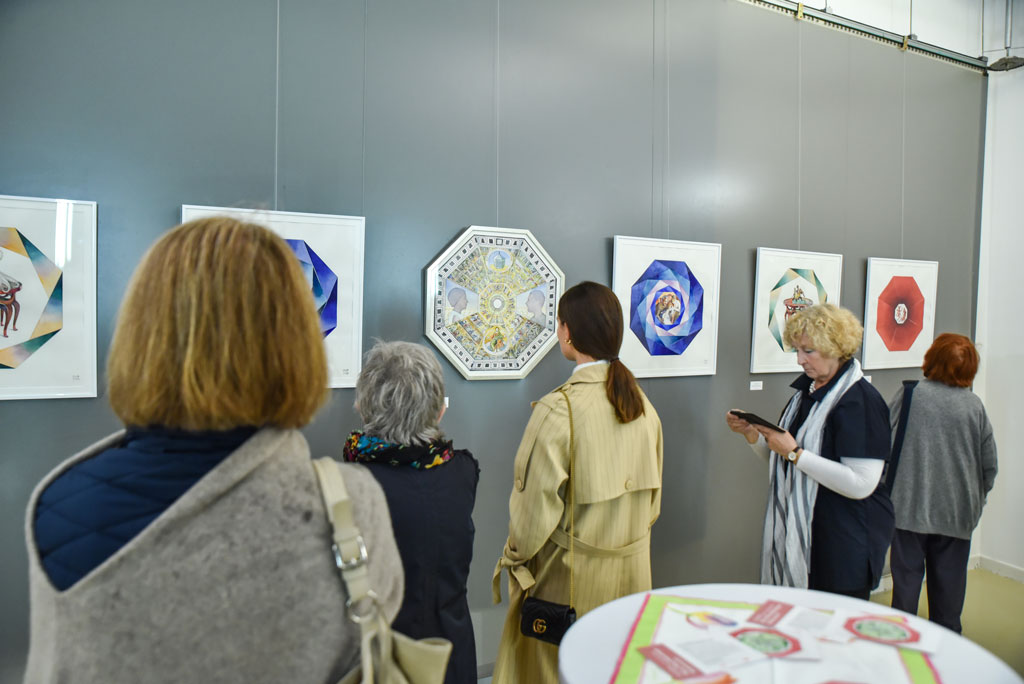 Die Zuschauer auf  der Ausstellung „Oktogone“ in der Galerie „ega: frauen in zentrum“