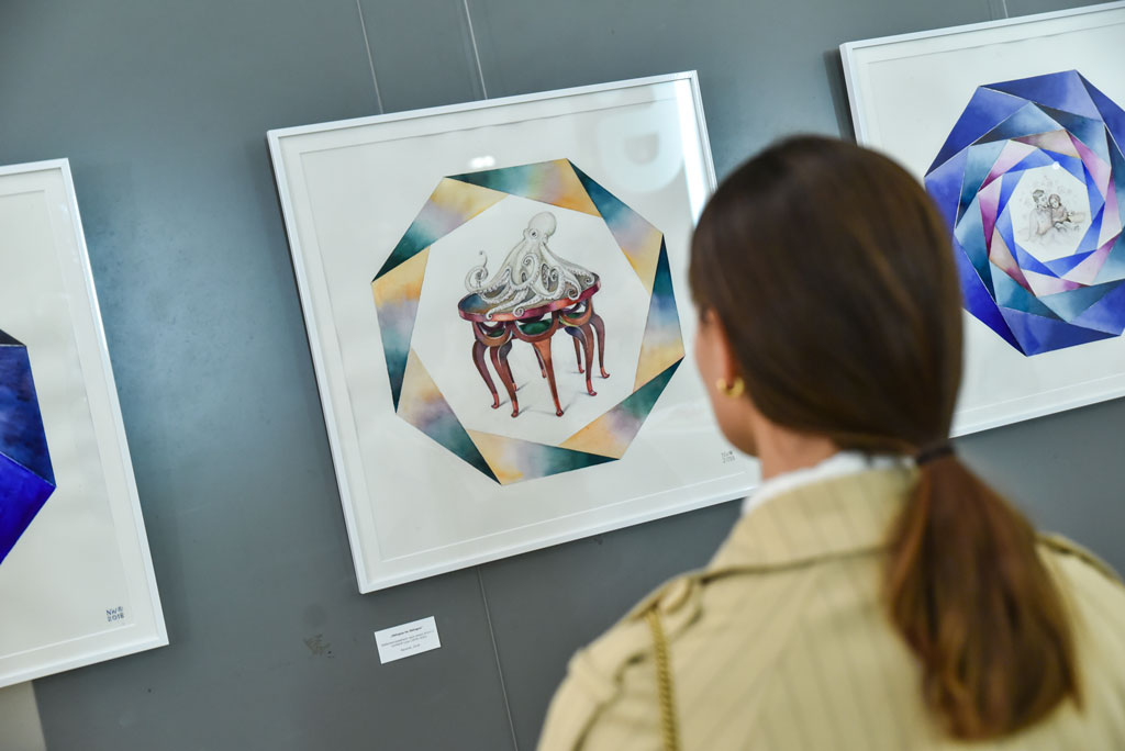 Die Architekturstudentin vor dem Bild  „Oktopus im Oktogon“ auf der Ausstellung  „Oktogone“ in der Galerie „ega: frauen in zentrum“ an