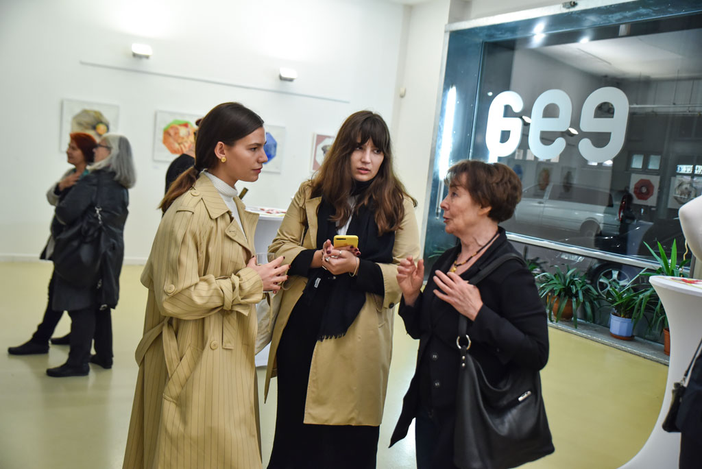 NinaWR im Gespräch mit Besucherinnen der Ausstellung  „Oktogone“ in der Galerie „ega: frauen in zentrum“