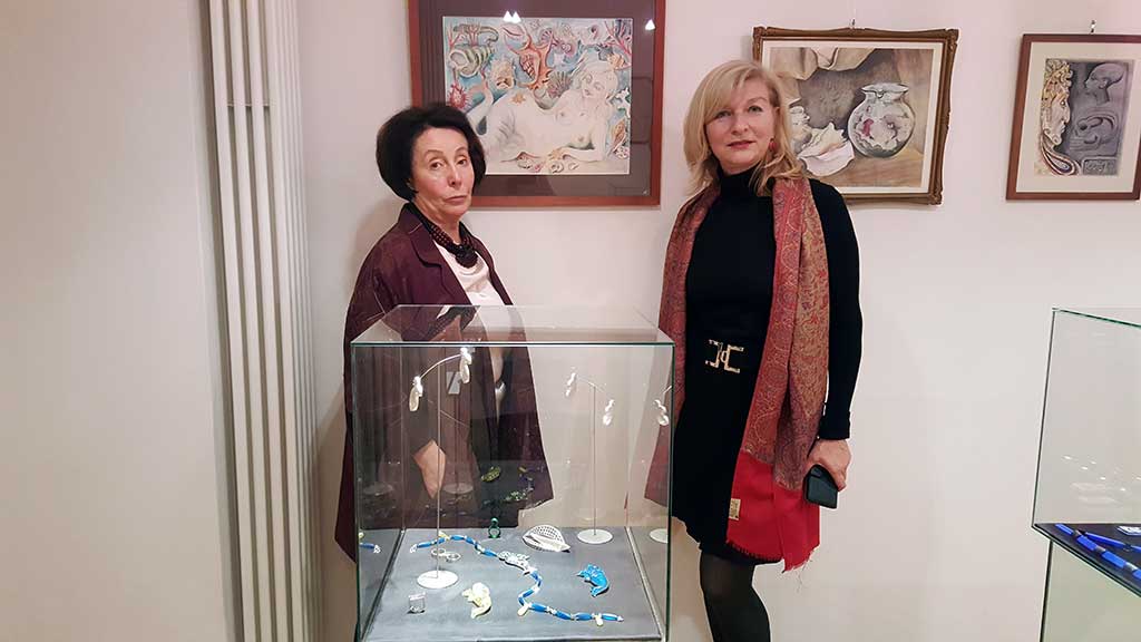 NinaWR and the visitor in front of jewelry case