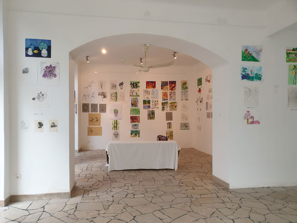 Интерьер галереи «деркунстраум» в 5. районе Вены. На стенах висят работы участников выставки Интерьер галереи «деркунстраум» в 5. районе Вены. На стенах висят работы участников выставки