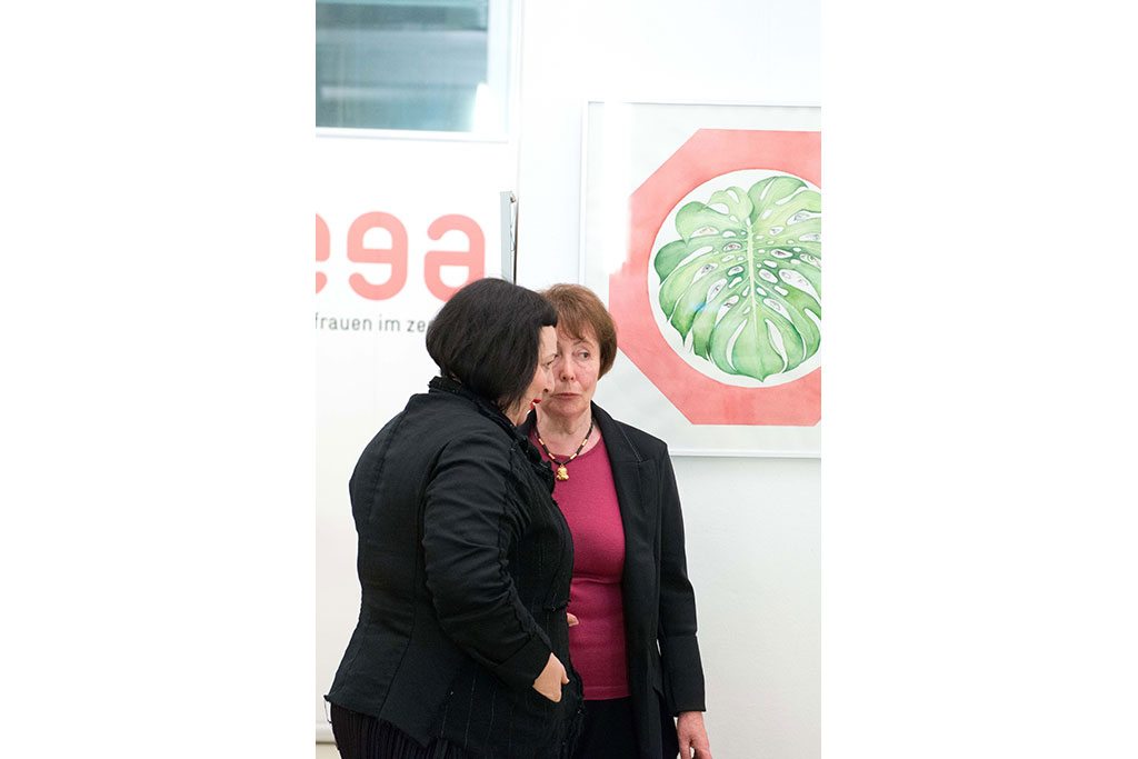 Юля Рабинович и НинаВР перед картиной «Лист по имени Аргус»