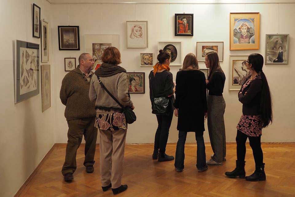 Visitors in the Hall on the first floor 