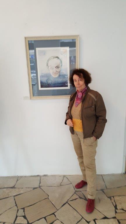 NinaWR in front of the painting "Levitation 1"